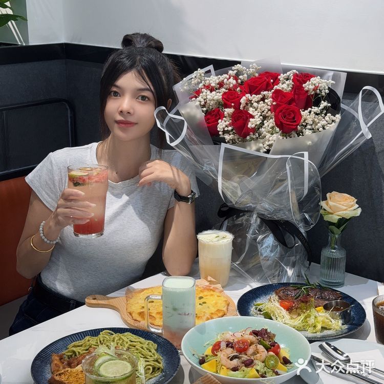 高温烤制，真正做到外焦里嫩，锁住肉里鲜嫩肉汁