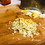炒好的佐调第一次大部分均匀放入鱼身上
