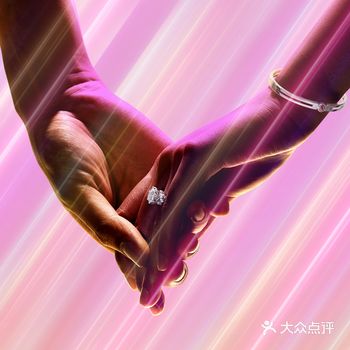 爱情是一场美丽的意外，在你最狼狈的时候，遇见最光彩的