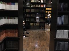 -钟书阁(松江泰晤士小镇店)