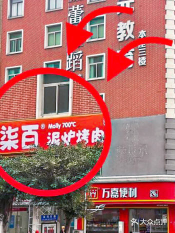 店内装修是非常现代化的简约风，有服务员帮忙烤肉