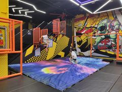-爱蹦iBOON蹦床运动馆(江汉店)