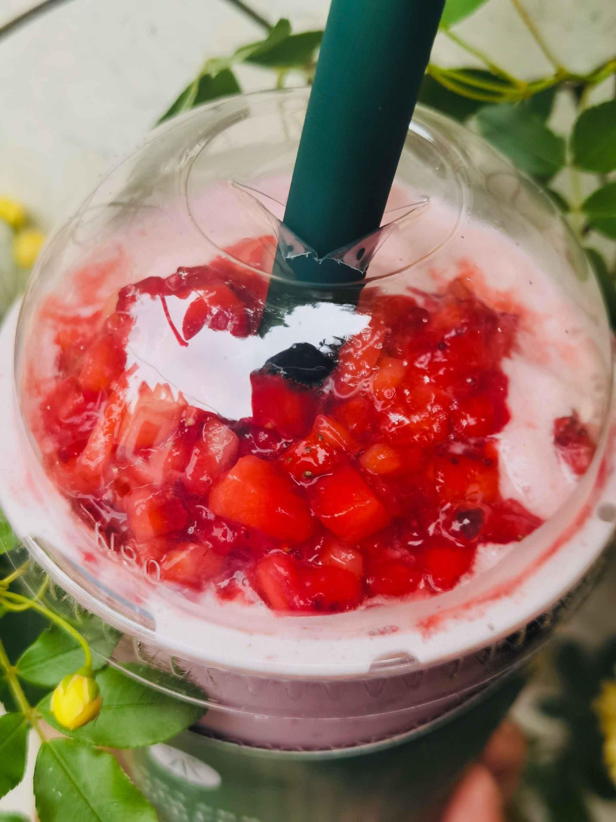 草莓酸奶奶昔,龙年喜上"莓"梢