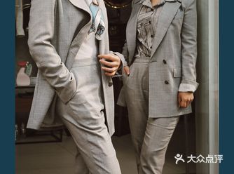 这个春天你需要一套浅灰色西装来点亮你的衣橱