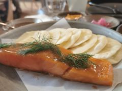 烟熏三文鱼配烤饺子皮和芥末籽酱-BOR Eatery(安福路店)