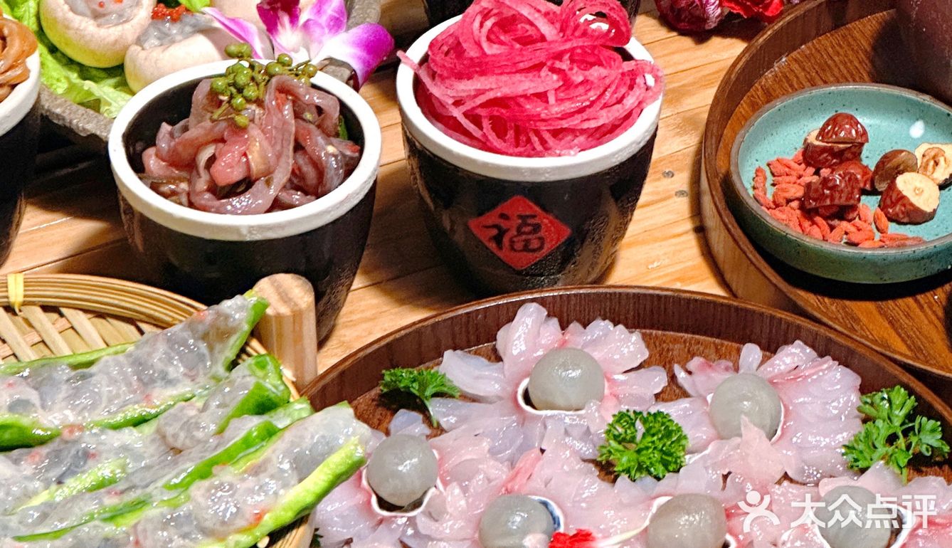 盆友们‼️这家小院里吃火锅实在是太舒服啦～