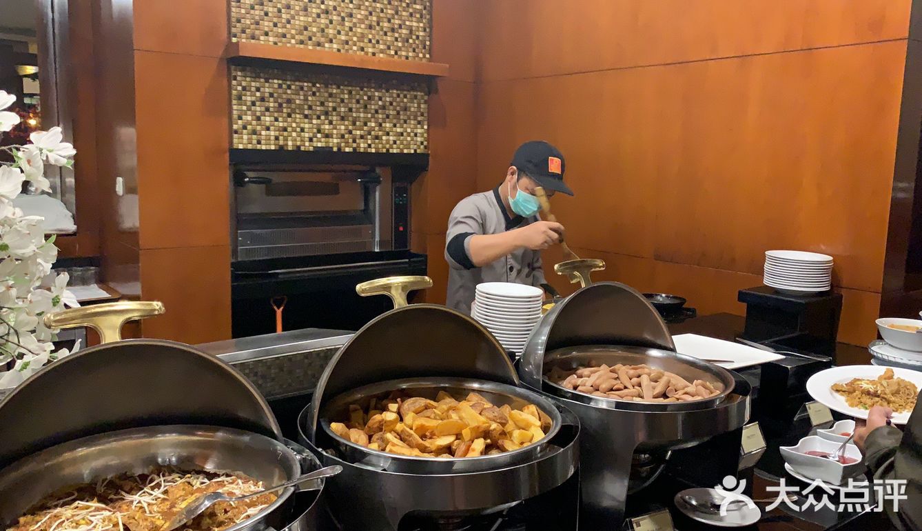 Hotel，环境不错，装修很好，房间干净，窗外景色不错