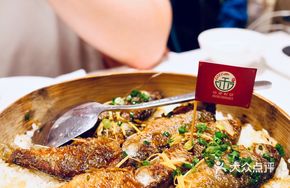 Lotus-Leaf Steamed Carp with Glutinous Rice