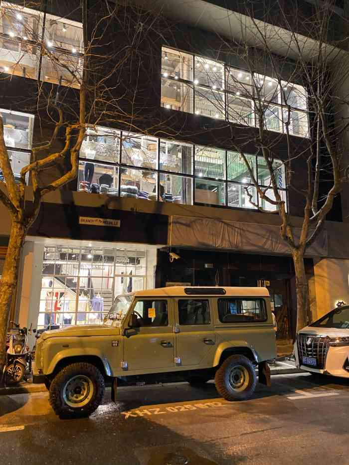 安福路上的网红服装店美式休闲风门面小巧上楼却别有