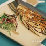 脆脆的薄饼里面裹了很多料，吃起来特别爽