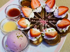 草莓缤纷冰淇淋松饼-Dazzling Cafe 蜜糖吐司专卖店