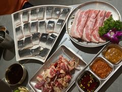 -围炉肉舍•炭烤活鳗•丹东海鲜烤肉(步行街店)