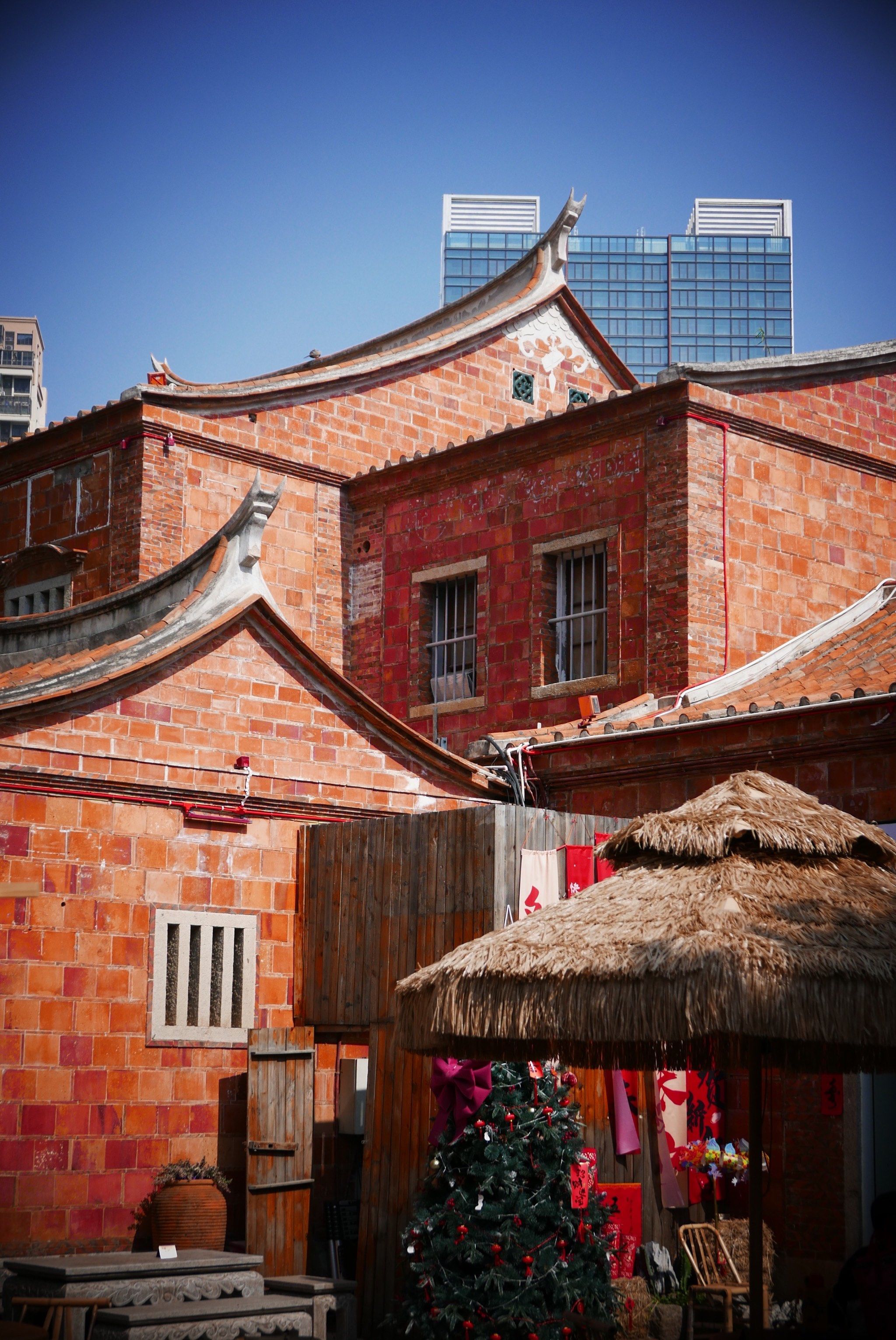 晋江市属于泉州市管辖,五店市也是一个老的历史街区,也是保存的比较好