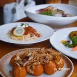 和闺蜜是下午去的，点了咖啡️、气泡水和西餐