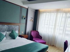 -宸玥酒店(成都西南财大地铁站店)