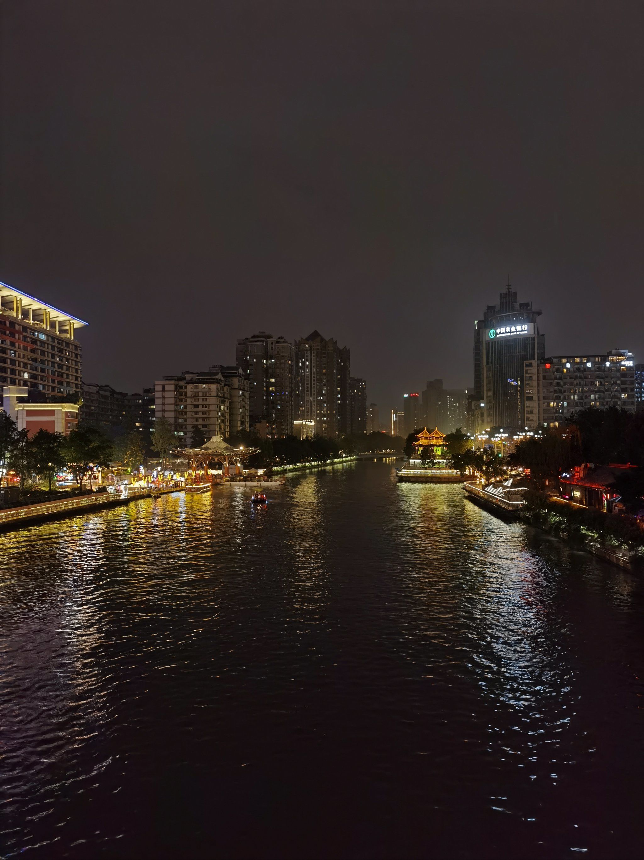 还有街头演唱92,过了桥更是热闹,九眼桥酒吧一条街,是成都酒吧集聚