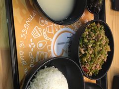 提神酸豆角炒肉末飯-津津飯堂