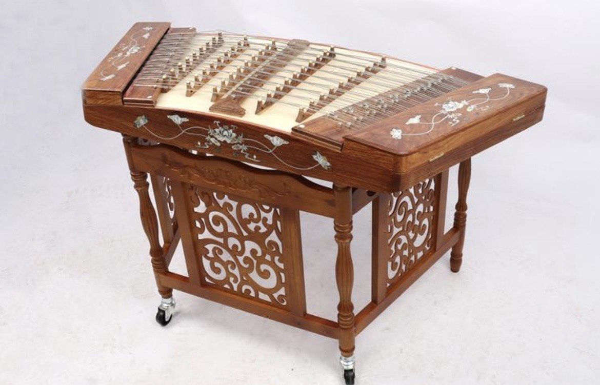 扬琴是中国常用的一种击弦乐器,与钢琴同宗,音色具有鲜明的特点,音量