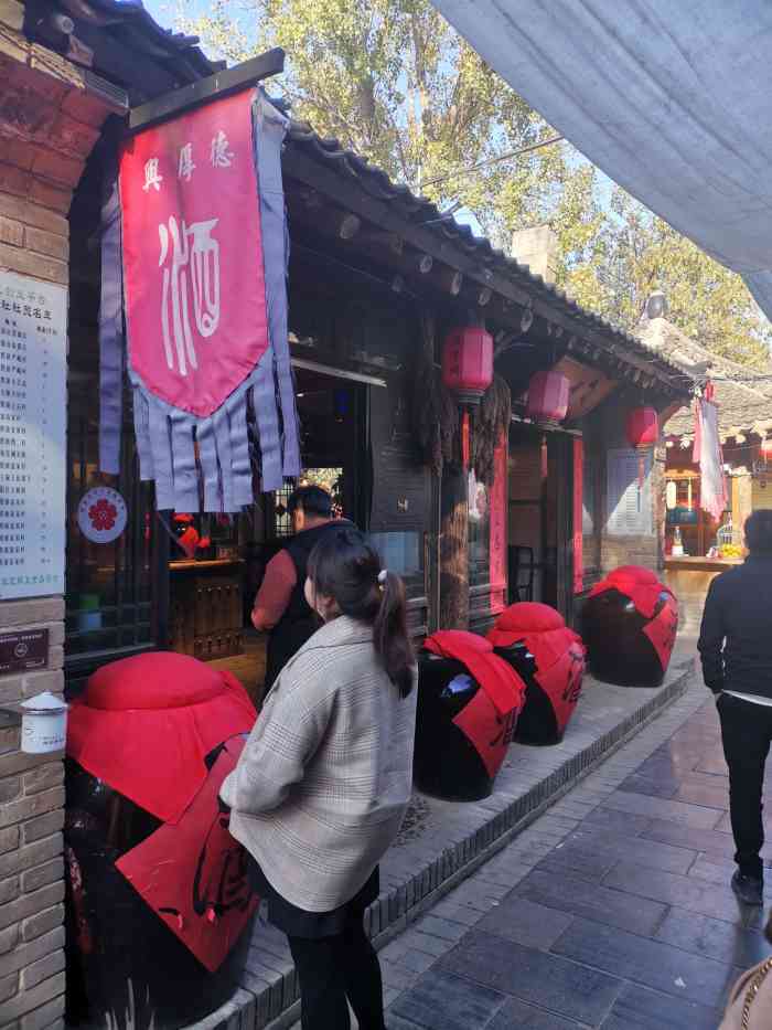 一家酒坊,现在的品种比之前得要多,主要是两种最畅销,女儿红和十里香