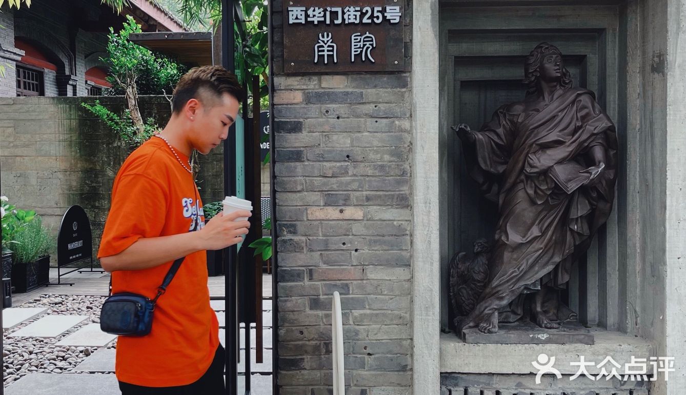 成都有家教堂里的咖啡店