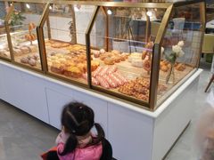 面包甜点陈列柜-梁师傅烘焙(山亭店)