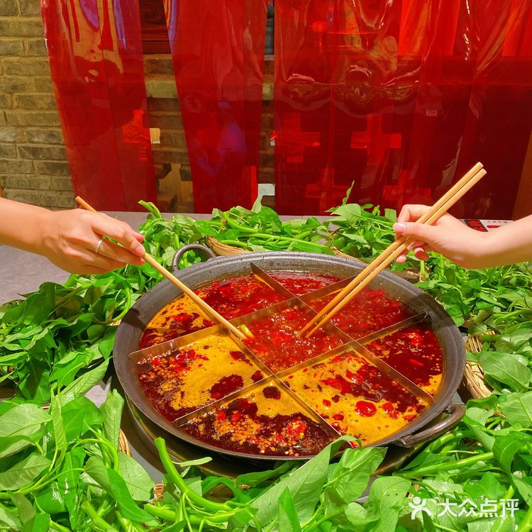 发现一家新开的社区火锅店，位于光环购物中心的附近