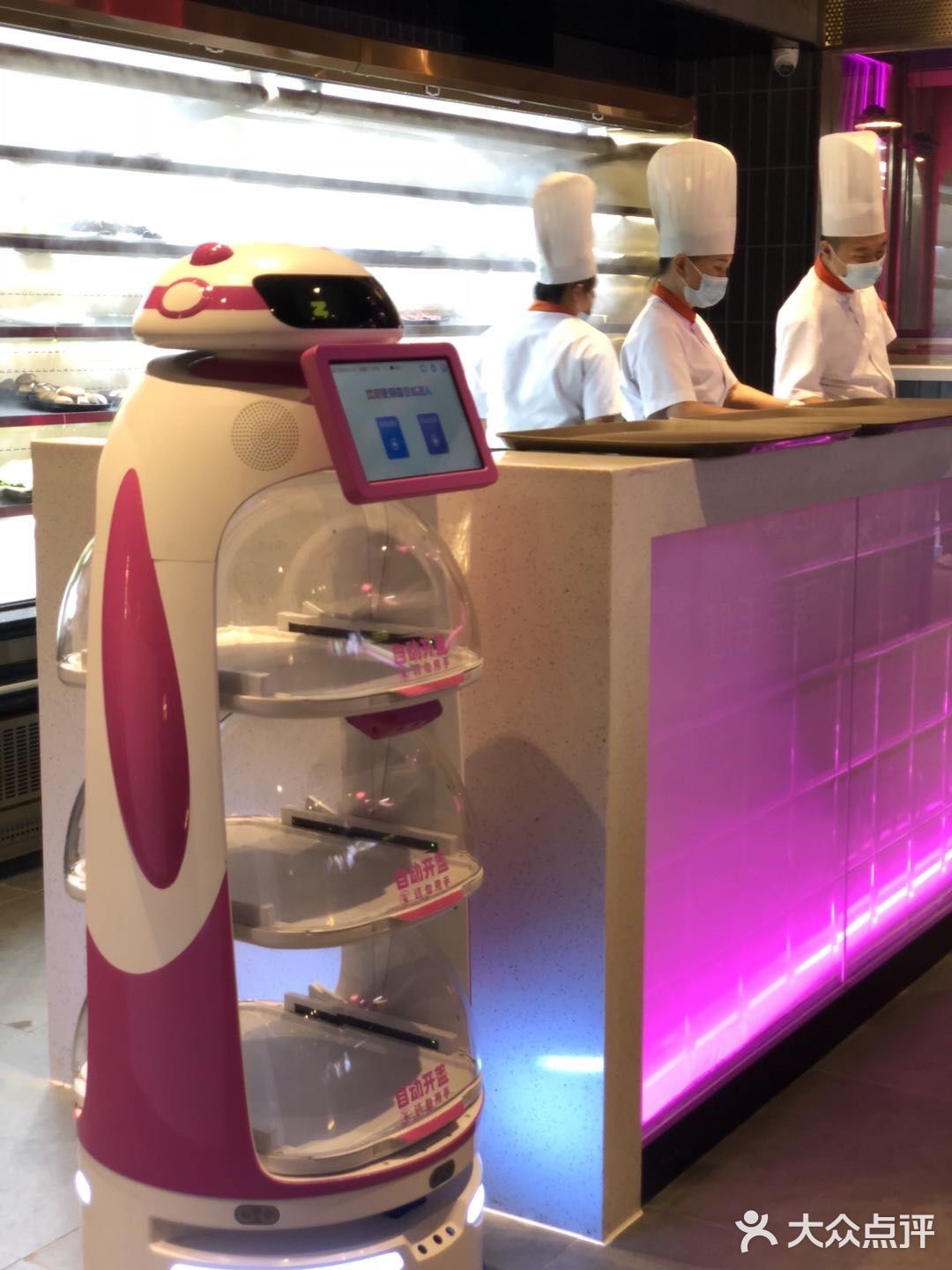 高科技机器人全程服务｜不用自己动手的火锅店