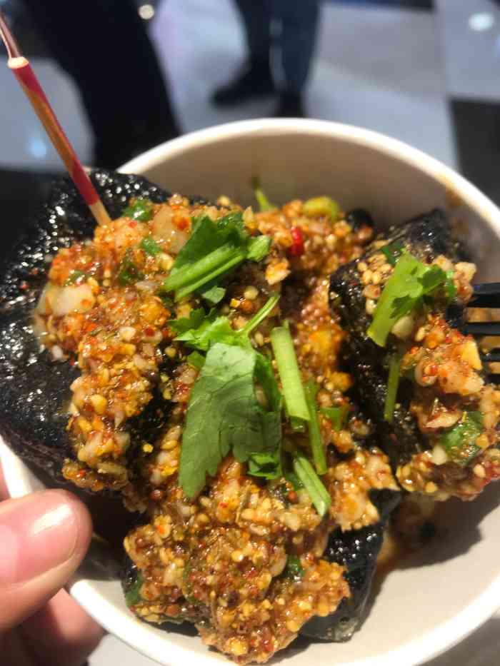 臭小妞油泼臭豆腐早就听说摩天有家臭豆腐油炸店好吃啦