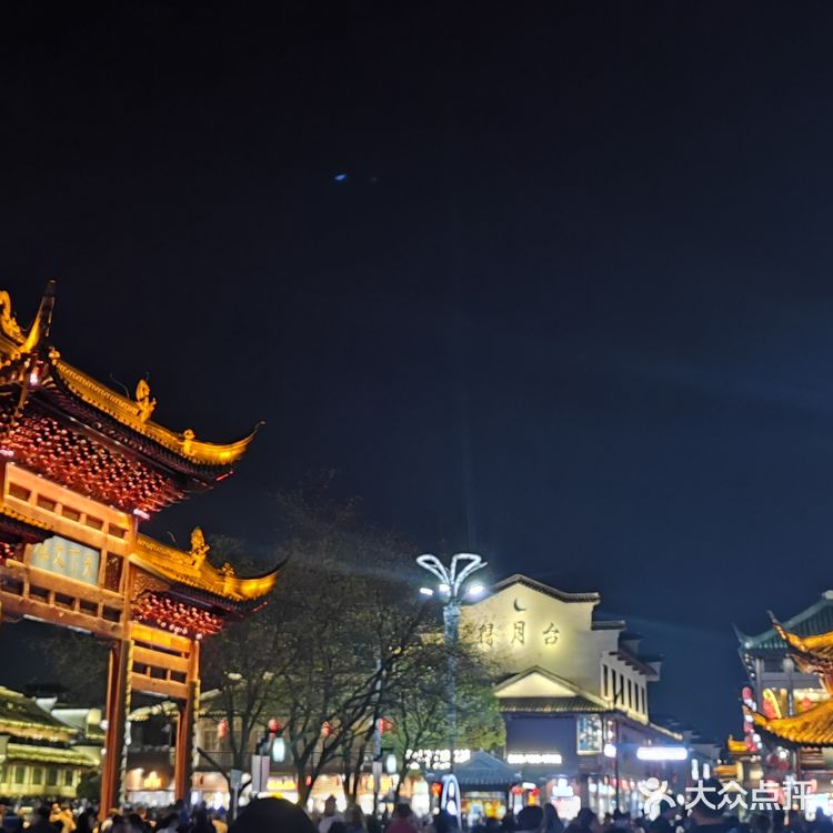 夜幕降临 华灯初上  一场穿越时空的对话