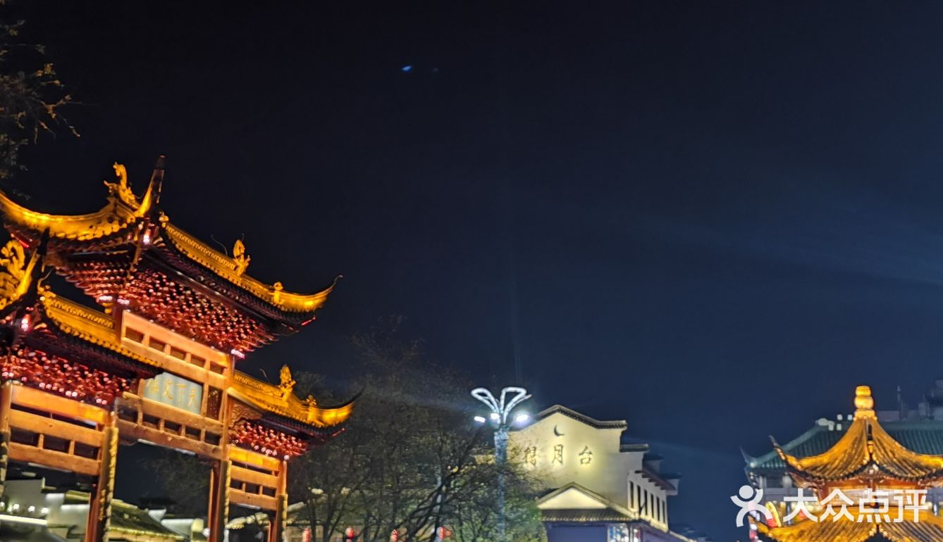 夜幕降临 华灯初上  一场穿越时空的对话