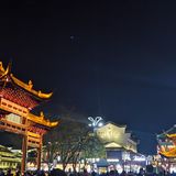 夜幕降临 华灯初上  一场穿越时空的对话