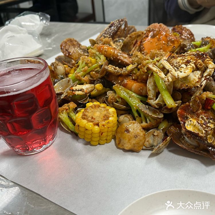 一百左右在青岛吃这么一大桌子海鲜是什么体验!