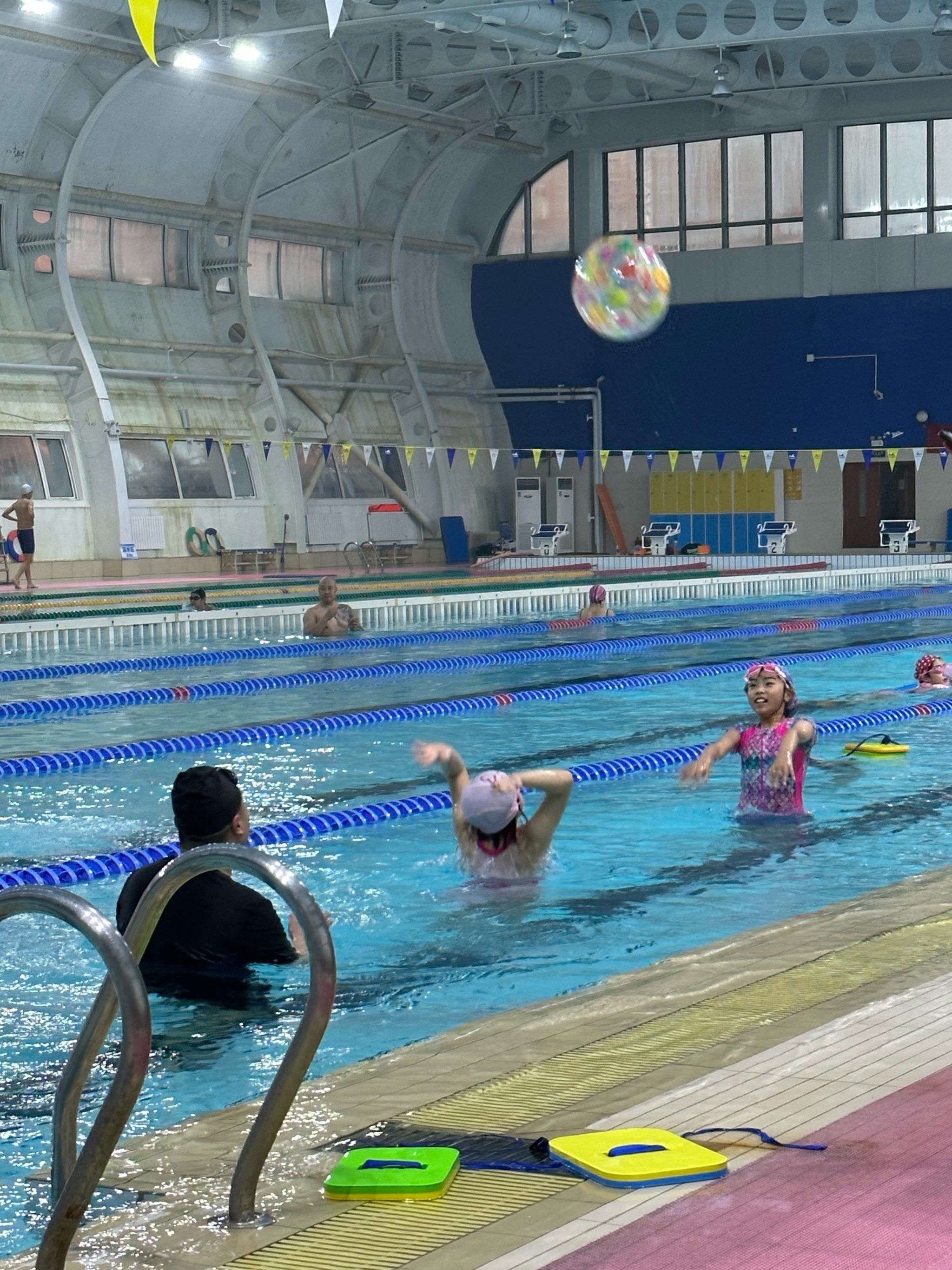 我家小朋友就爱游泳馆的戏水区