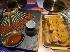 -何师烧烤·小龙虾·江湖川菜·精酿啤酒(成温店)