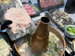 -洞庭洲·防空洞火锅·铜锅涮肉·烧烤(新百广场店)