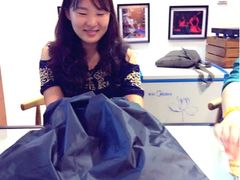 在暗袋里把胶卷卷进盒子里好好玩啊-当年暗房俱乐部(上海店)