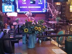 -临界音乐酒馆·小龙虾·江湖菜(华熙LIVE·鱼洞店)