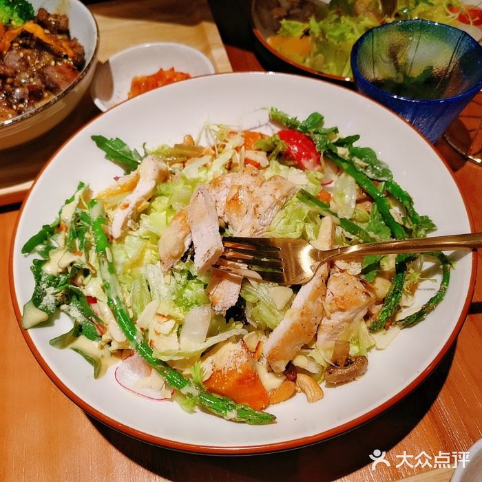 POKEE VIA&Brunch·维娅(重庆来福士店)香煎鸡肉芦笋沙拉图片