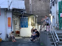 -裁缝做裤边修改衣服