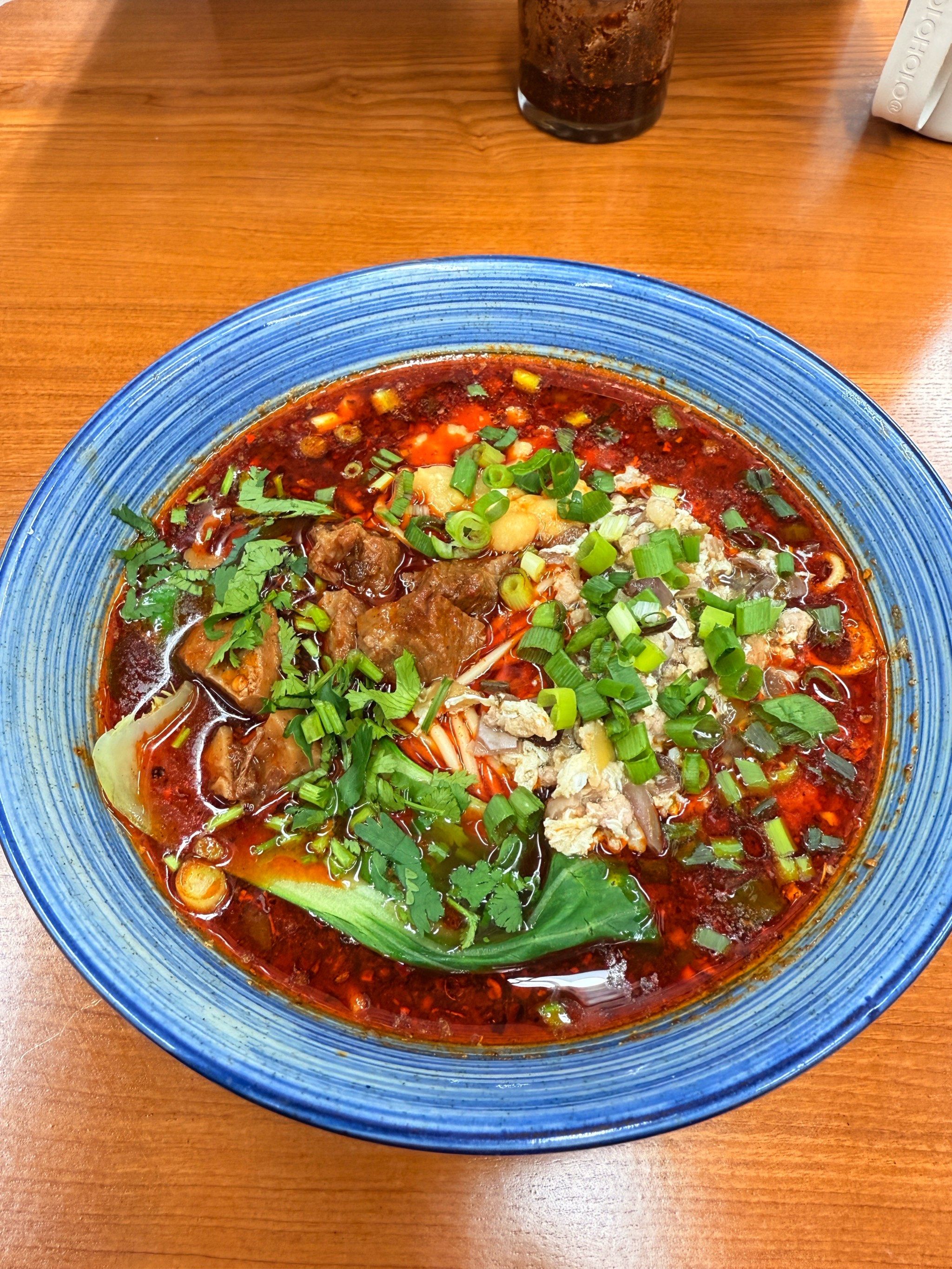 成都小面馆,顾客实拍爆辣牛肉臊子双拼面