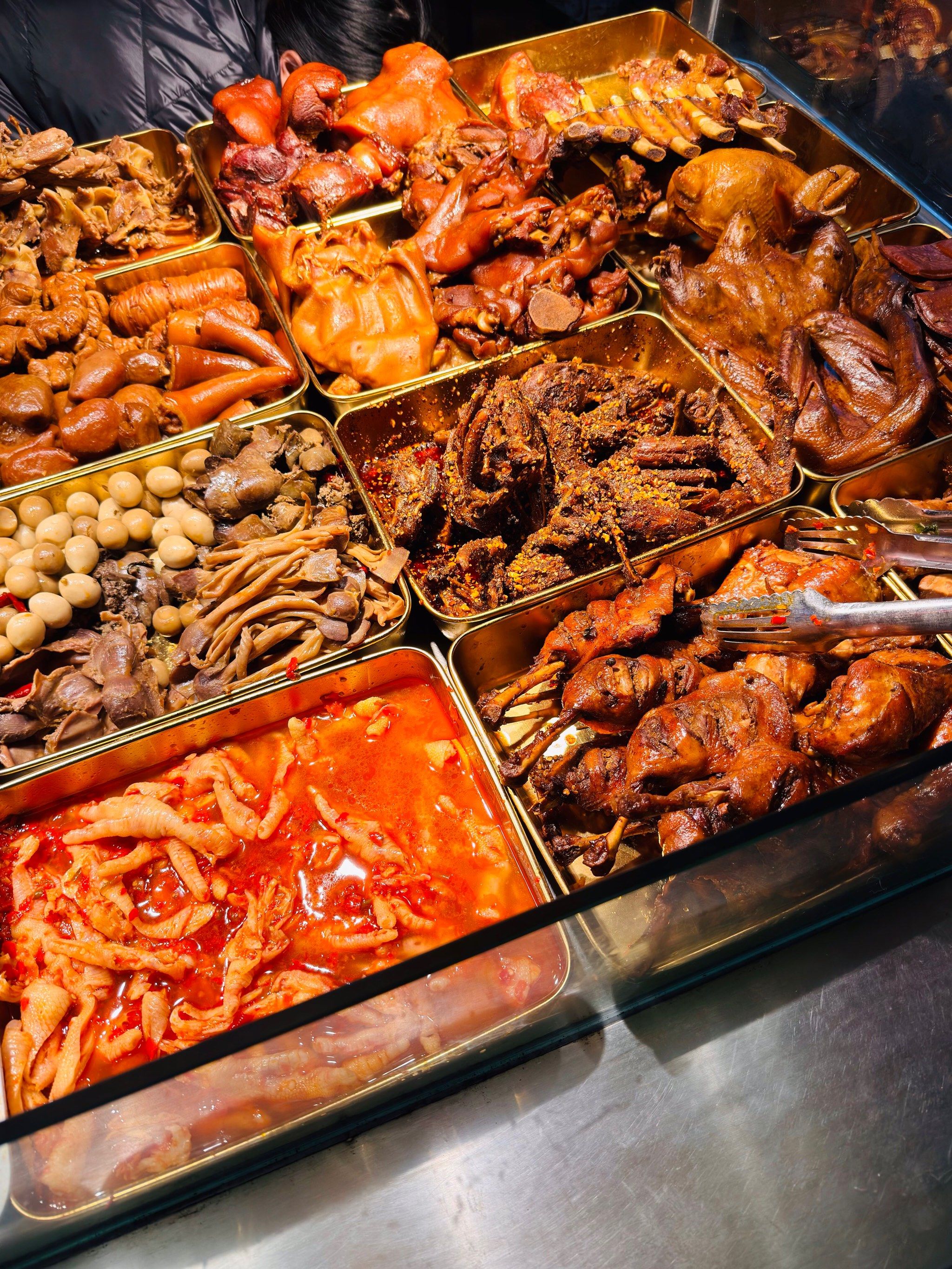 迎晖路地铁c口附近,上班族爱的卤菜摊