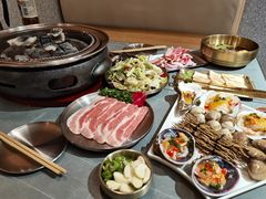 -围炉肉舍•炭烤活鳗•丹东海鲜烤肉(步行街店)