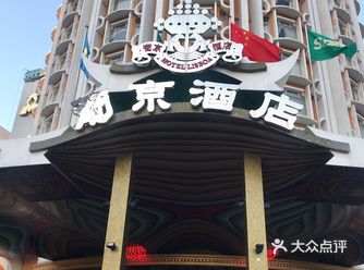 套房里小冰箱内也有巴黎水