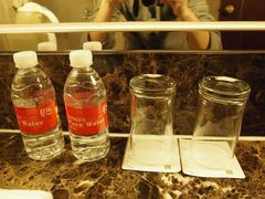 卫生间：免费瓶装水-上海富豪东亚酒店(零陵路店)