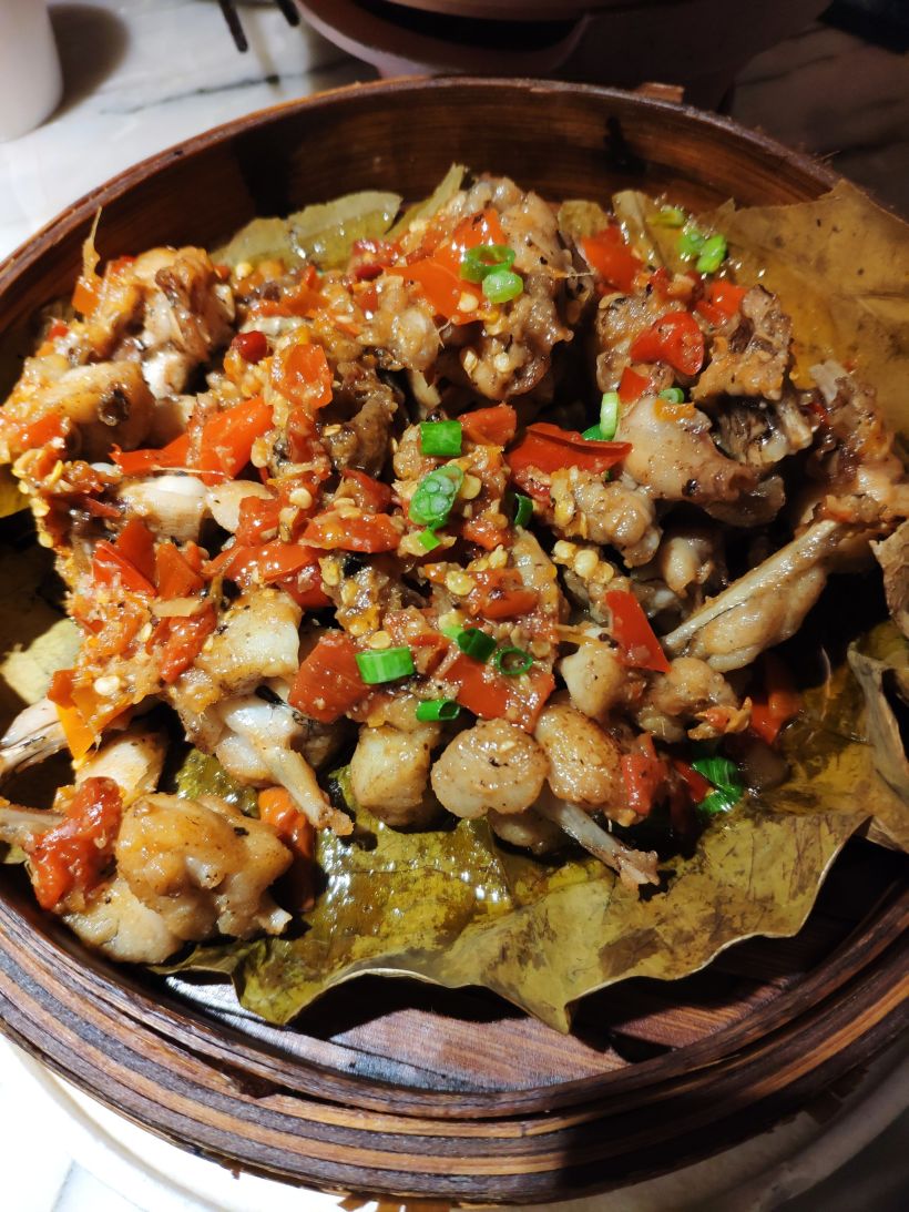 【 菜 品 】 1    荷叶蒸田鸡: 量大,没有乱七八糟配菜,就是田鸡肉,微