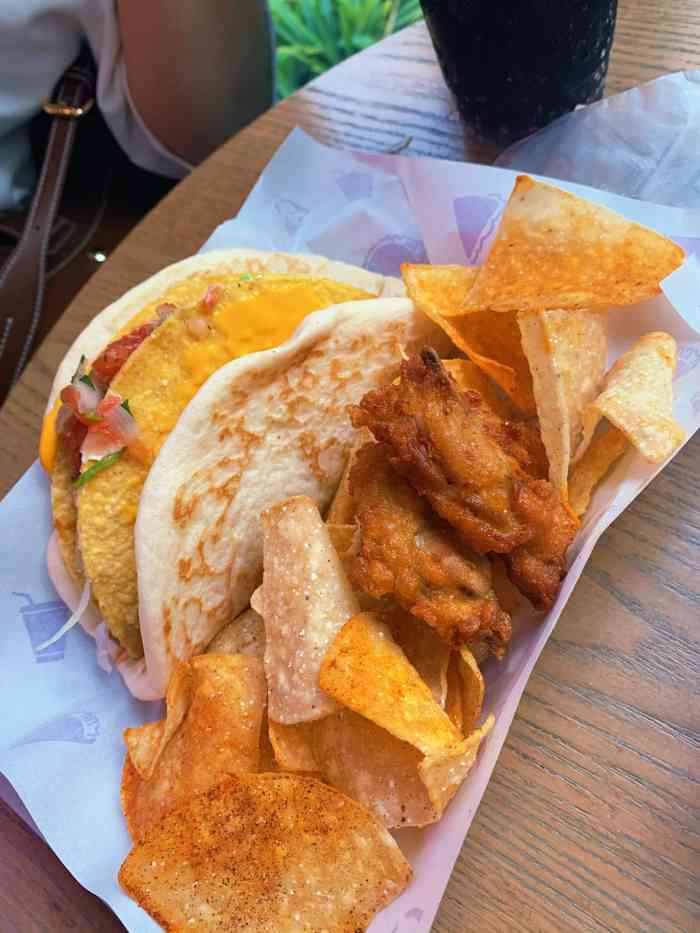 taco bell 塔可钟(民田路店)-"百胜旗下的快餐店,主打墨西哥卷饼,记得