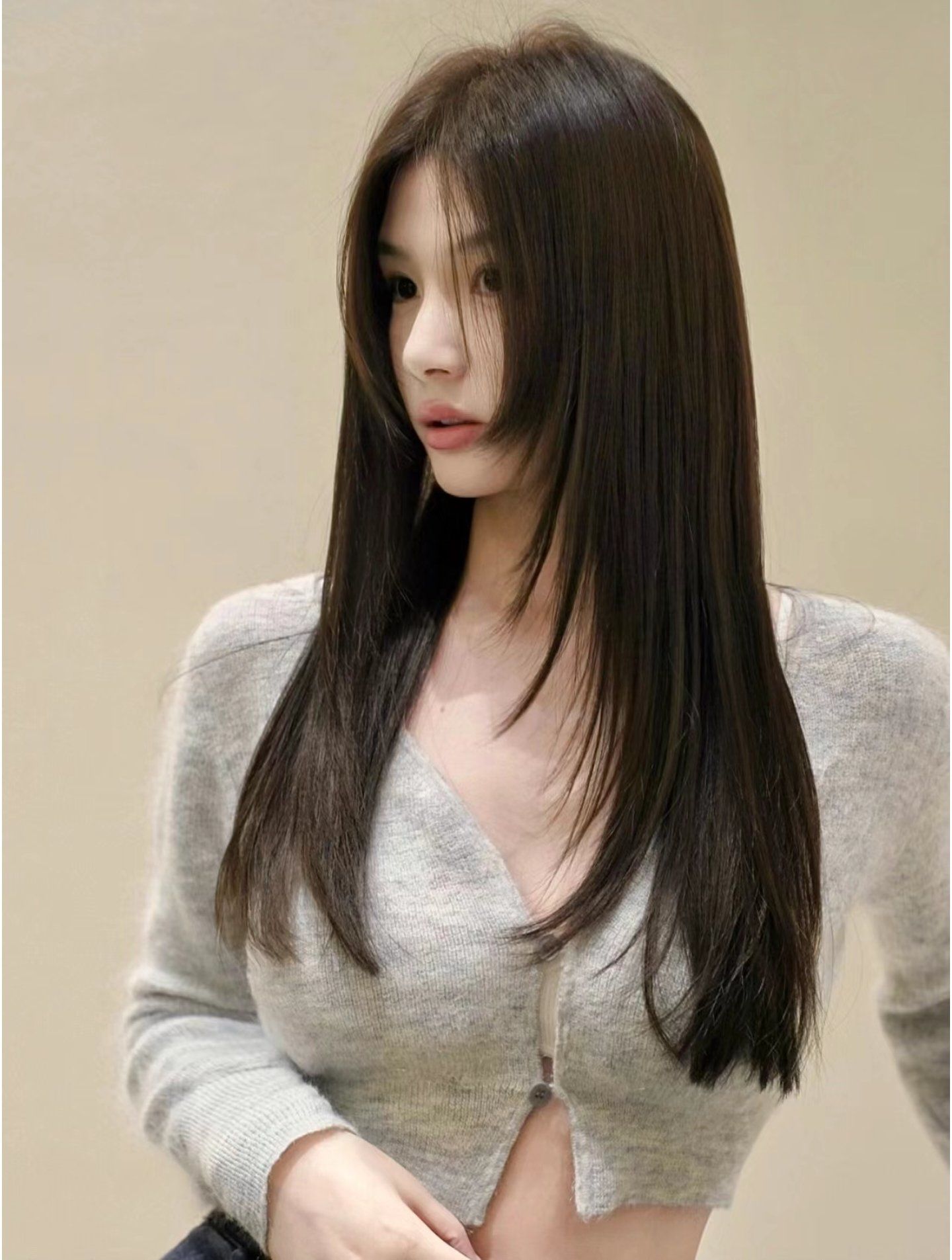 前区小公主切十层次直发打造发型感 整体发