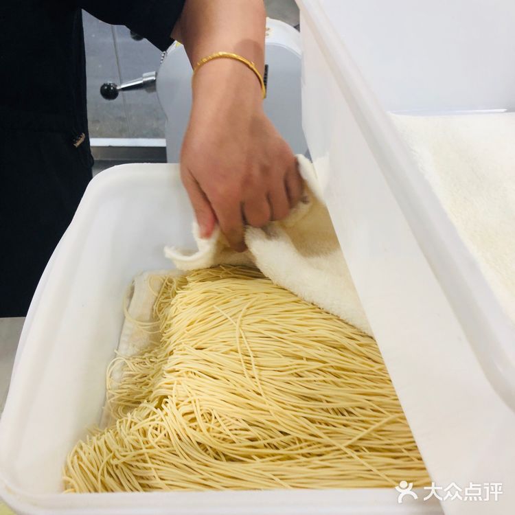 发现一家真正“鸡蛋面”，三个鸡蛋一斤面现做