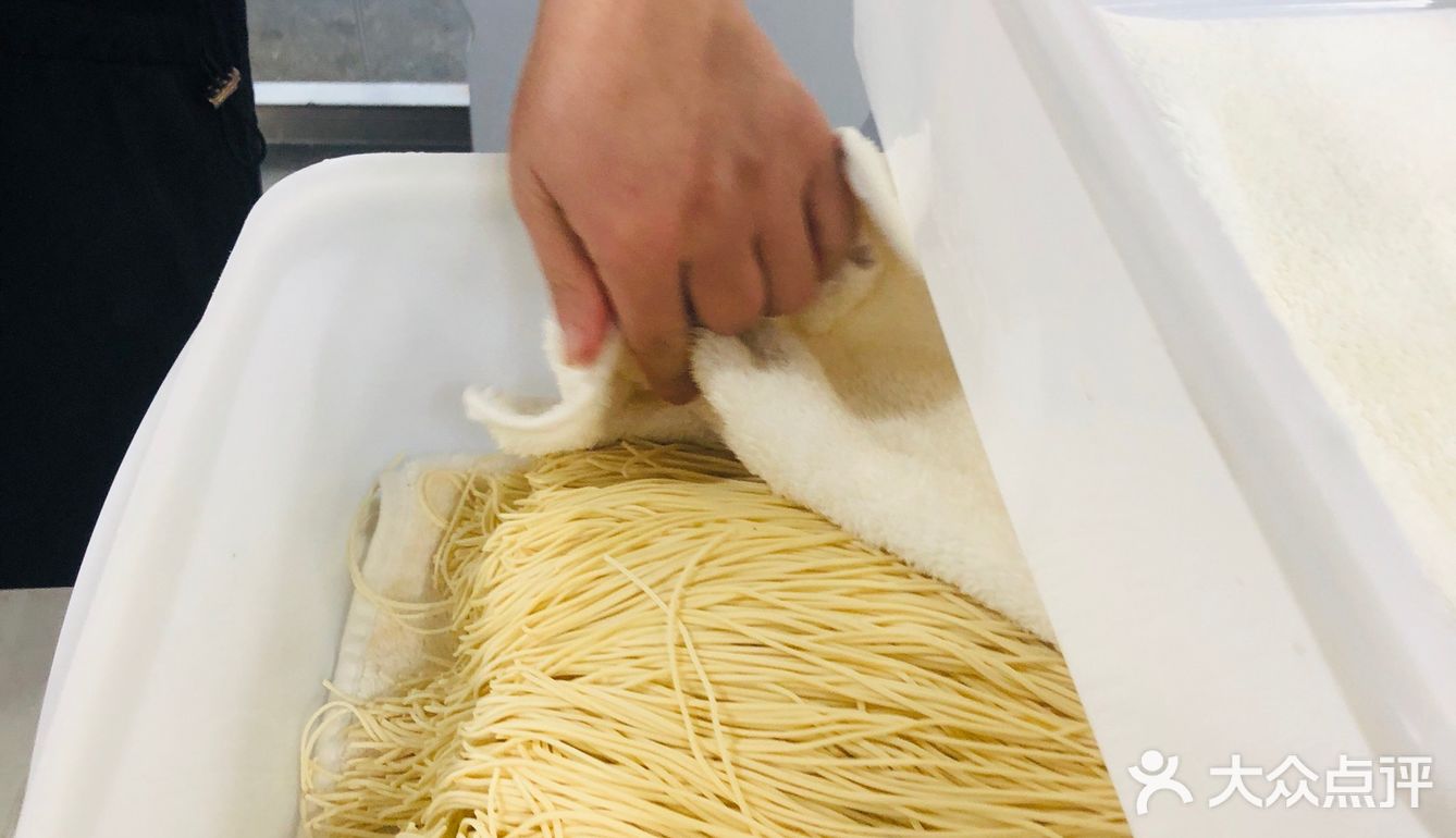 发现一家真正“鸡蛋面”，三个鸡蛋一斤面现做