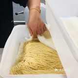 发现一家真正“鸡蛋面”，三个鸡蛋一斤面现做